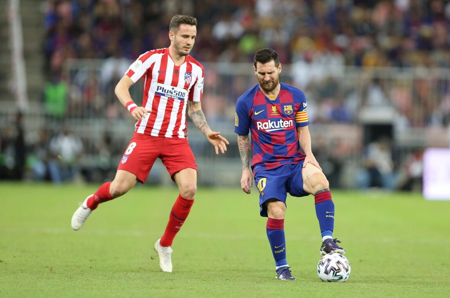 epa08115457 Barcelona FC's Lionel Messi (R) in action against Atletico Madrid FC's Saul Niguez (L) during the Spanish Super Cup semi final match between Barcelona FC and Atletico Madrid FC at King Abdullah Sport City Stadium, Jeddah, Saudi Arabia, 09 January 2020.  EPA