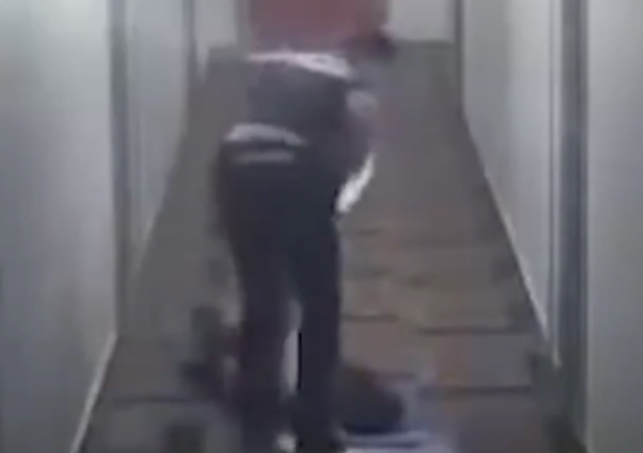 Αστυνομικός σέρνει γυναίκα με κρίση πανικού και την πατάει στο κεφάλι (video)