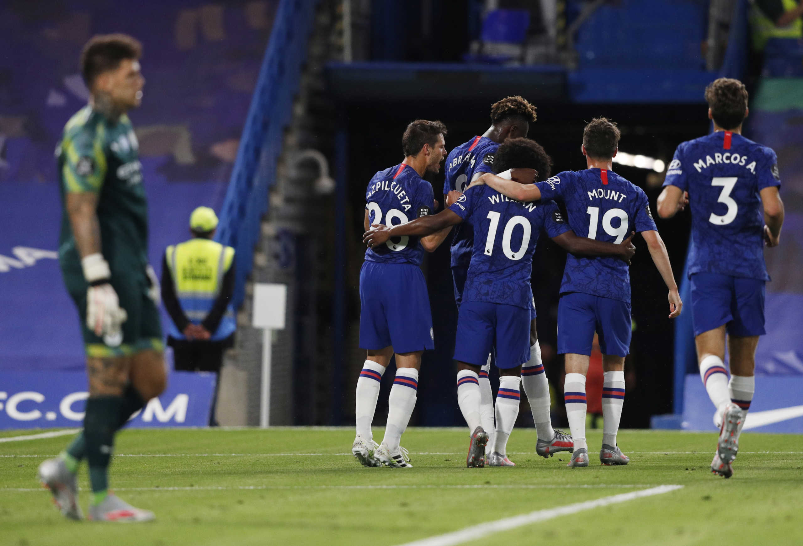 Soccer Football - Premier League - Chelsea v Manchester City - Stamford Bridge, London, Britain - June 25, 2020 Chelsea's Willian celebrates scoring their second goal with teammates, as play resumes behind closed doors following the outbreak of the coronavirus disease (COVID-19) Adrian Dennis