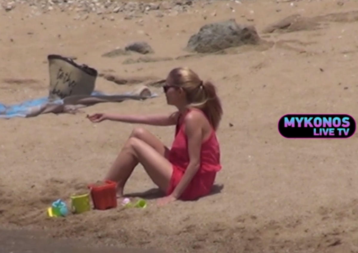 Δούκισσα Νομικού: Με μίνι φόρεμα και εντυπωσιακές αναλογίες στην παραλία της Φτελιάς!