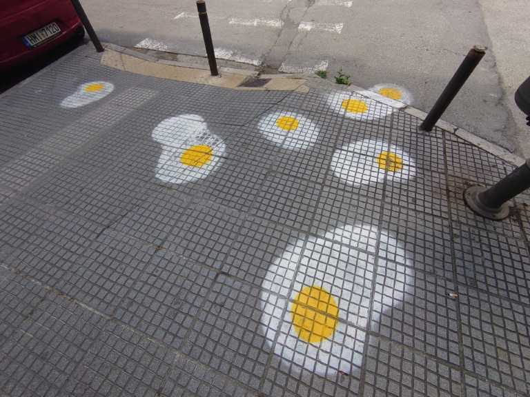Θεσσαλονίκη: Περπατούσαν και έβλεπαν στο πεζοδρόμιο αυτές τις εικόνες! Η εξήγηση για τα αυγά… μάτια (Φωτό)