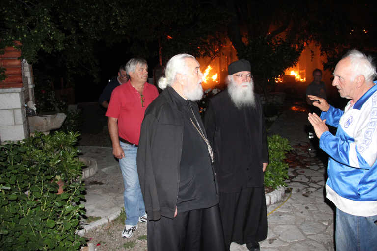 Πένθος στη Μητρόπολη Φωκίδας για την καταστροφική φωτιά στο μοναστήρι Βαρνάκοβας