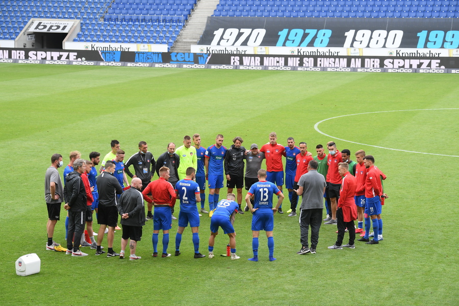 epa08514405 Heidenheim's head coach Frank Schmidt (front R) talks to his players after the German Bundesliga Second Division soccer match between DSC Arminia Bielefeld and FC Heidenheim 1846 in Bielefeld, Germany, 28 June 2020.  EPA