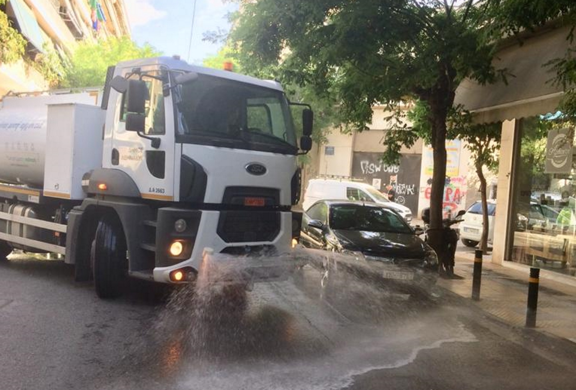 Επιχείρηση καθαριότητας στον Κολωνό: “Λαμπίκο” δρόμοι και πεζοδρόμια (pics)