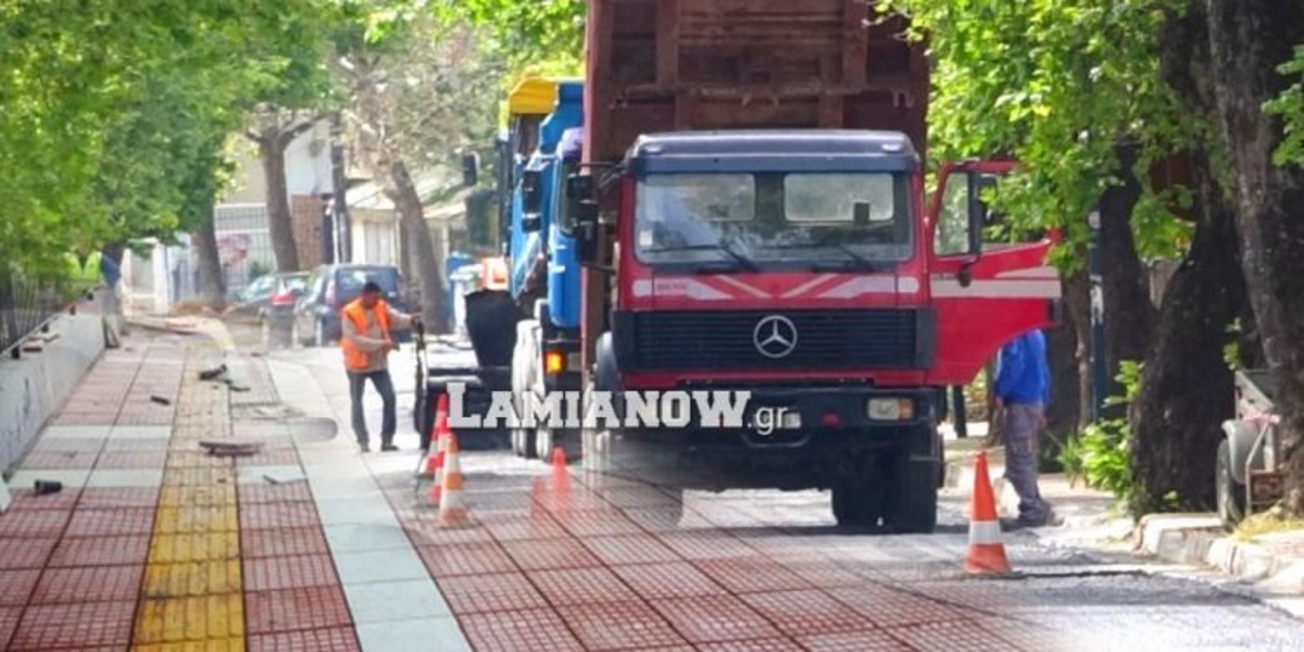 Λαμία: Ψάχνουν την γυναίκα που κλέβει κάθε βράδυ τις πλάκες πεζοδρομίου