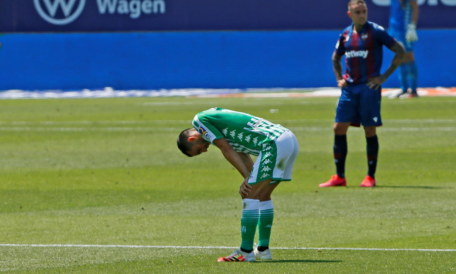 epa08514276 Betis' Juanmi reacts at the end of the Spanish Primera Division LaLiga match held between Levante UD and Real Betis at La Nucia stadium in Alicante, Valencia, Spain, 28 June 2020.  EPA