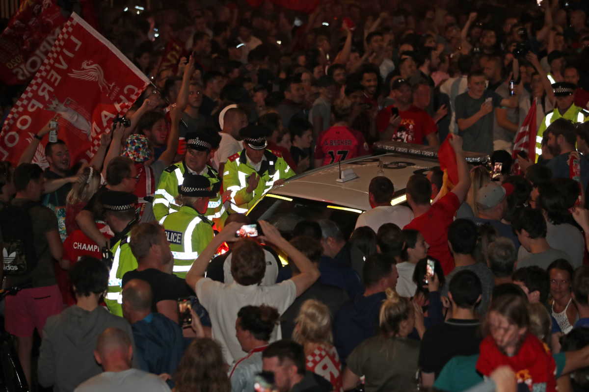 Λίβερπουλ: Ενοχλημένη η αστυνομία με το “πάρτι” που έστησαν οι οπαδοί στο Άνφιλντ