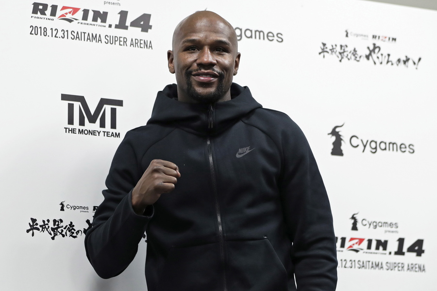 epa07255737 US former boxer Floyd Mayweather Jr. attends a press conference following an exhibition boxing match against Japanese kickboxer Tenshin Nasukawa during the RIZIN.14 mixed martial arts event at Saitama Super Arena in Saitama, north of Tokyo, Japan, 01 January 2019.  EPA