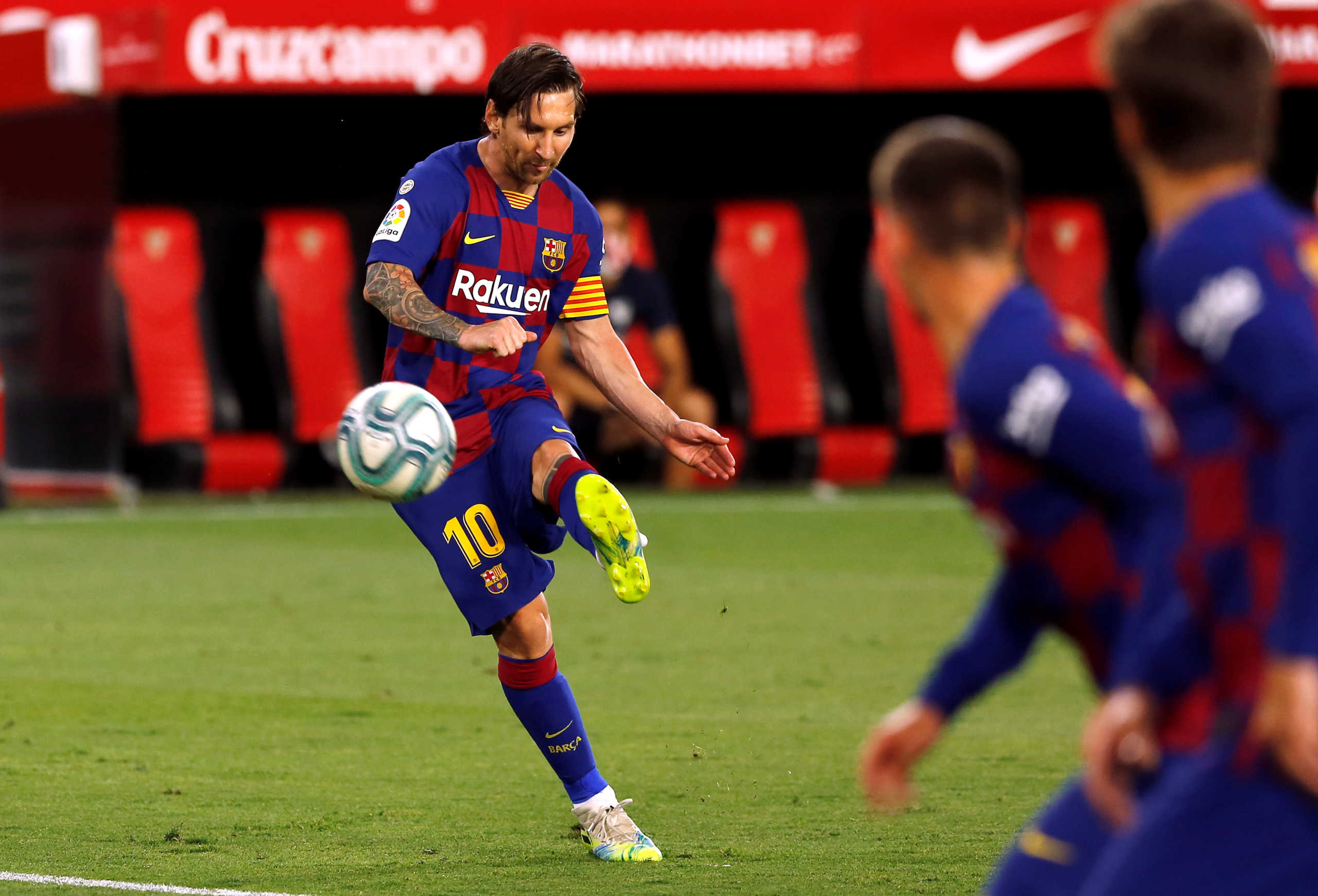Soccer Football - La Liga Santander - Sevilla v FC Barcelona - Ramon Sanchez Pizjuan, Sevilla, Spain - June 19, 2020  Barcelona's Lionel Messi takes a freekick, as play resumes behind closed doors following the outbreak of the coronavirus disease (COVID-19)   REUTERS