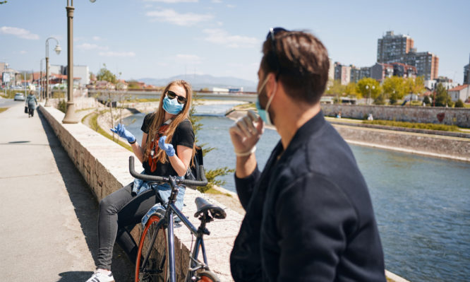 Κορονοϊός: Πόσο μειώνουν μάσκα, κοινωνική απόσταση τον κίνδυνο μετάδοσης