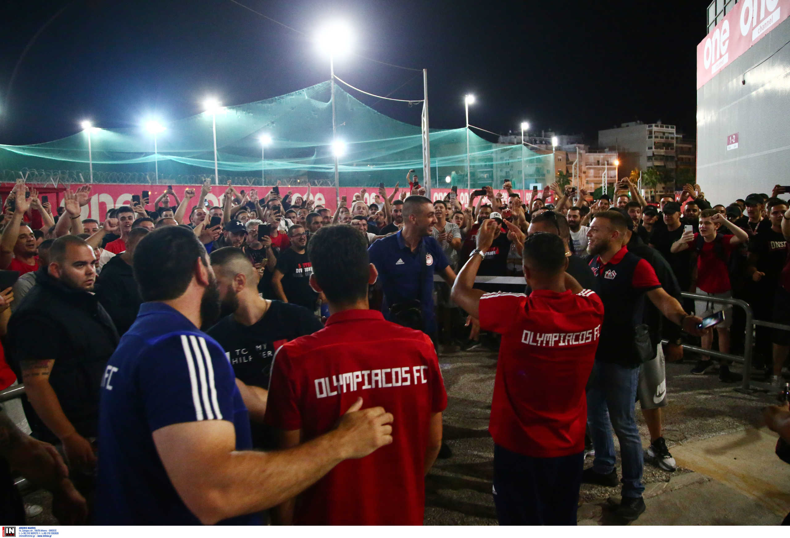 Ολυμπιακός: Οργάνωσε… εξέδρα ο Βαλμπουενά! Τα λόγια του Φορτούνη στους οπαδούς (video)