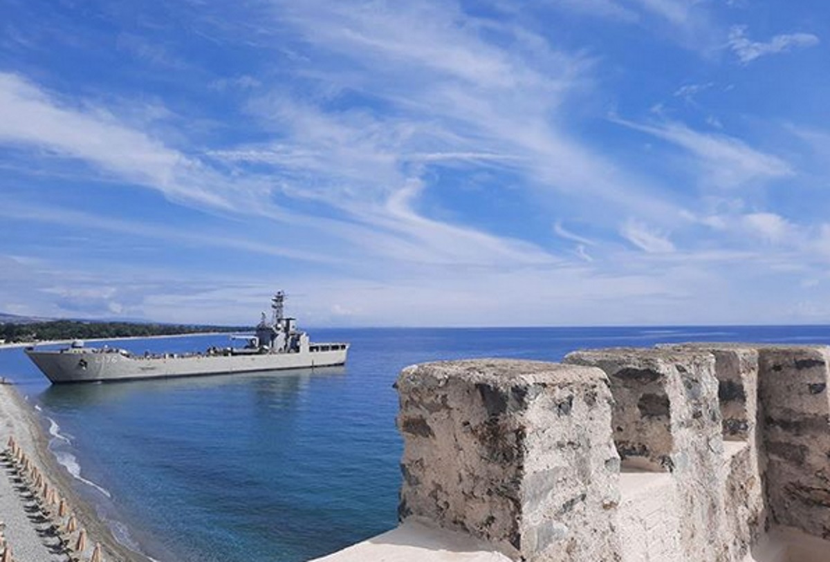 Αρματαγωγό έδεσε σε beach bar της Πιερίας! Απίστευτες εικόνες (video)