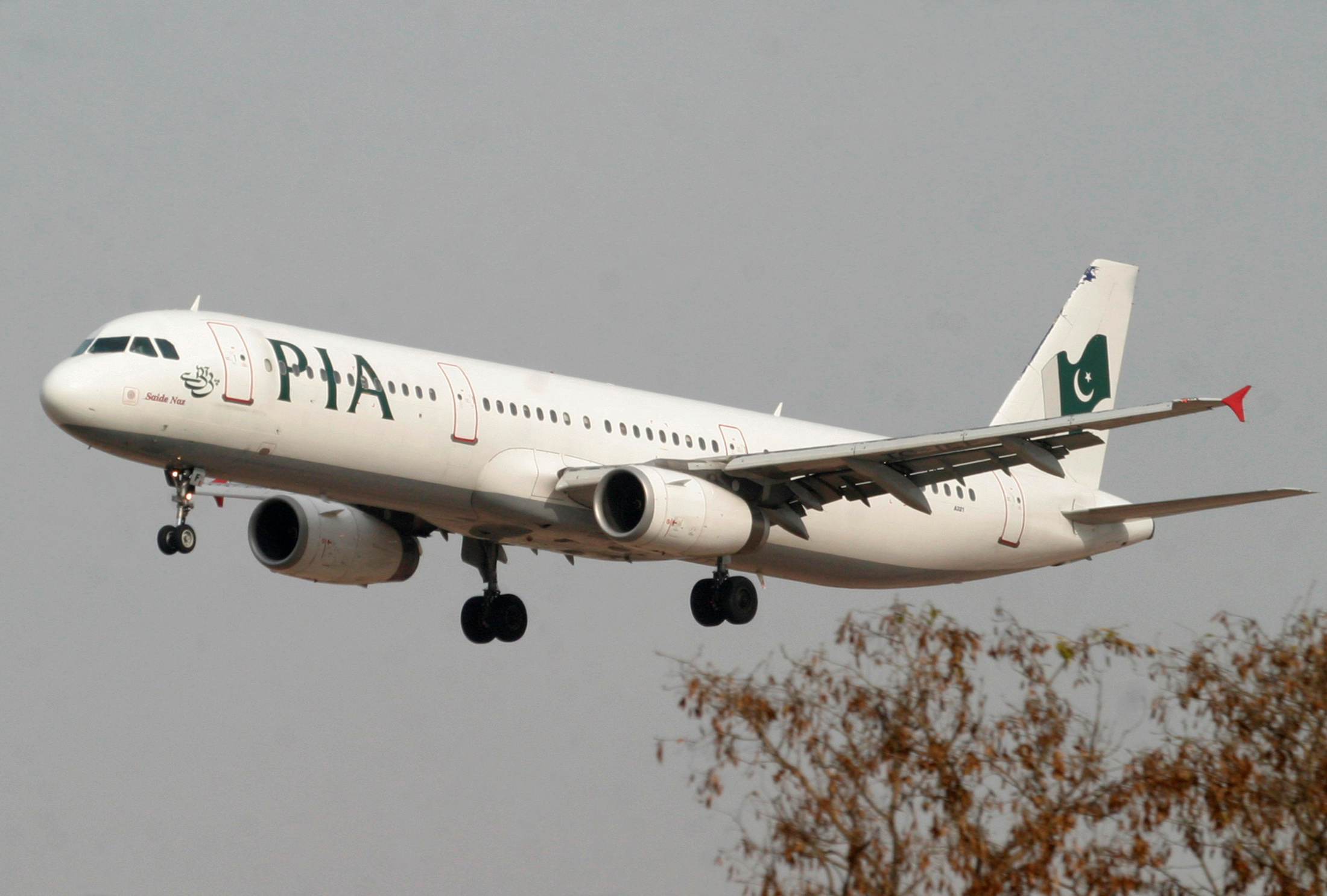 FILE PHOTO: A Pakistan International Airlines (PIA) plane prepares to land at Islamabad airport in Islamabad February 24, 2007. REUTERS