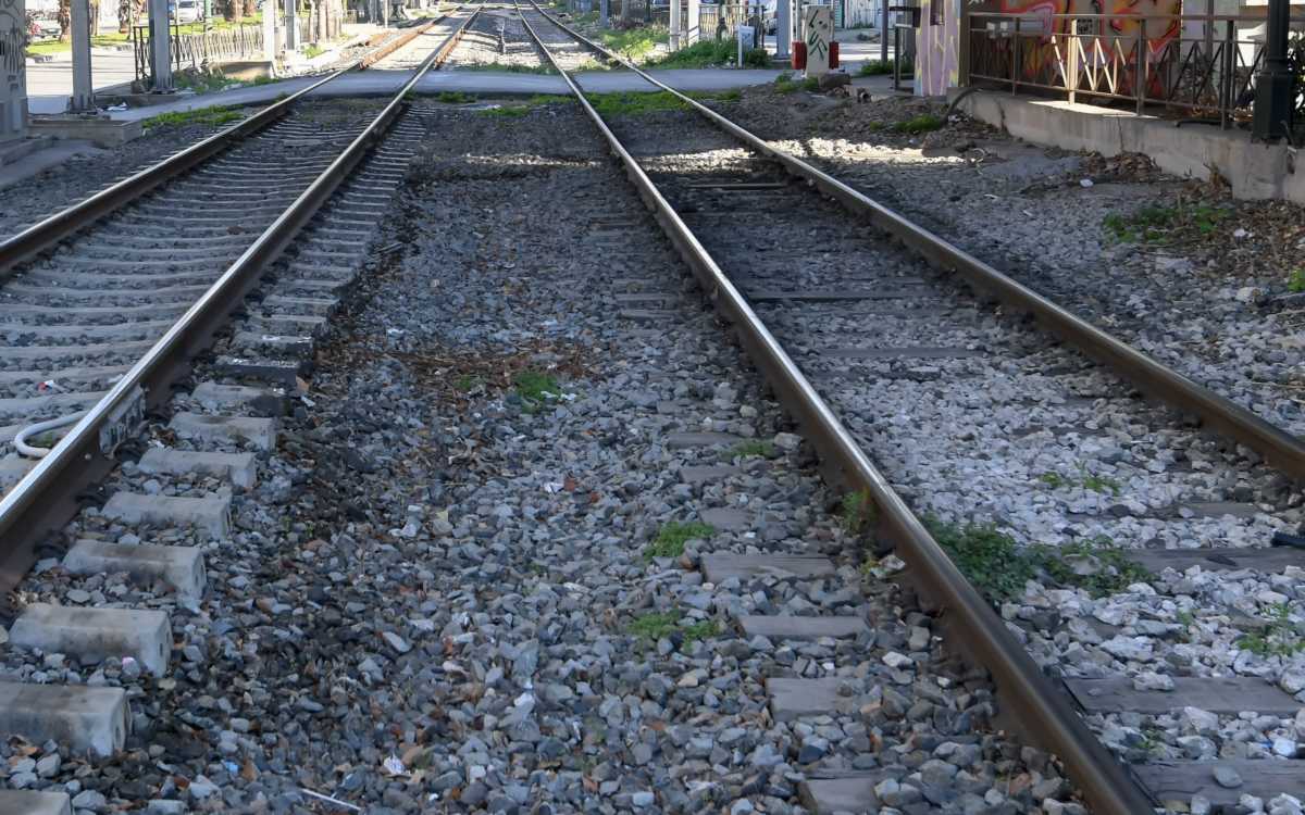 Μόνο υλικές ζημιές στο τρένο που χτύπησε σε δέντρο πριν από τα Δίκαια Έβρου