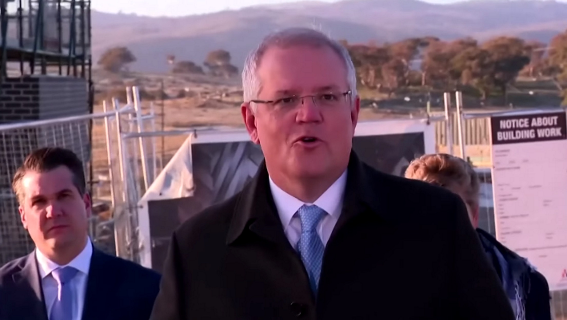“Μην πατάτε το γρασίδι”: Η αμήχανη στιγμή του Αυστραλού πρωθυπουργού (video)