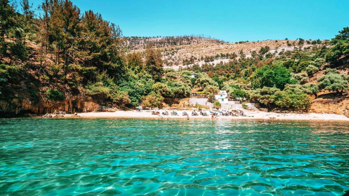Βουτιές στο “δάκρυ της Αφροδίτης”! Ο άγνωστος παράδεισος της χώρας που κερδίζει οπαδούς (Φωτό)