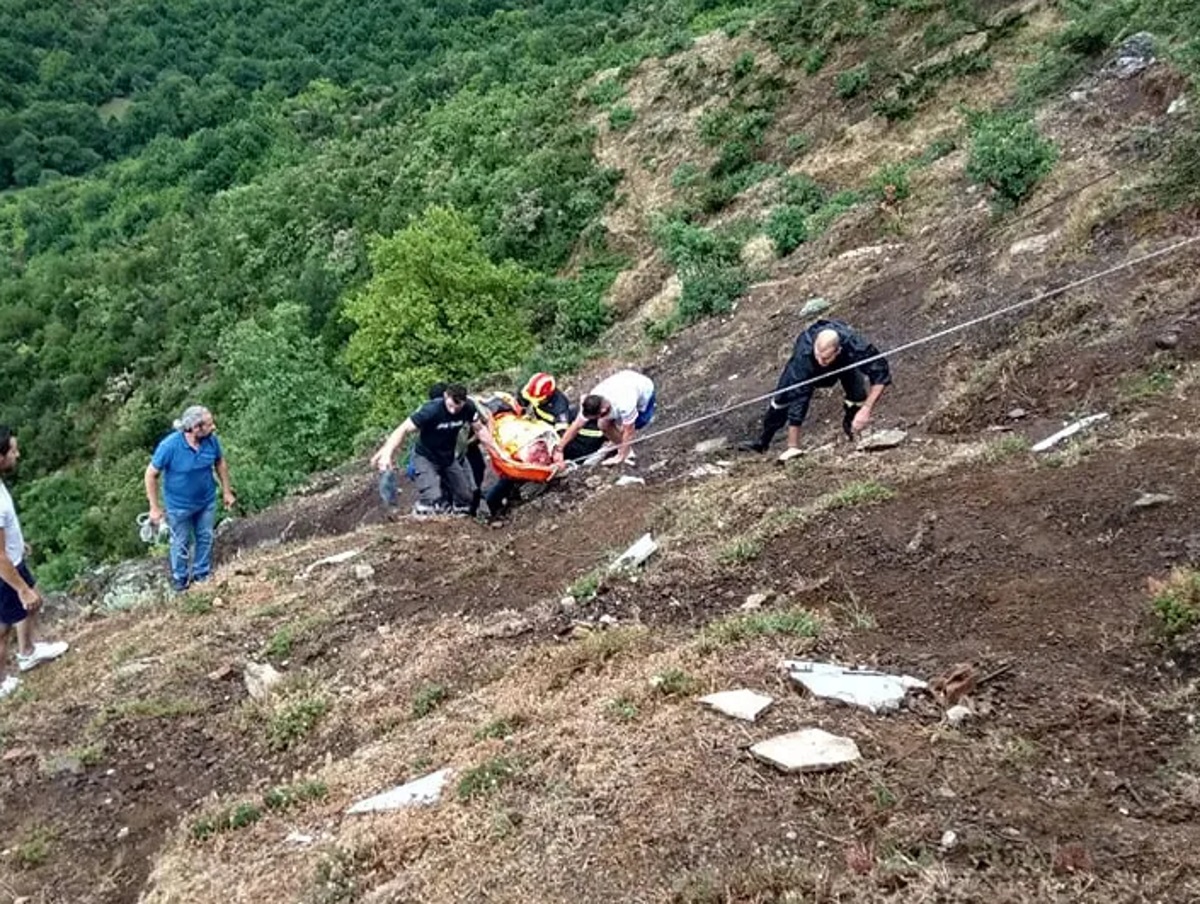 Επιχείρηση διάσωσης ηλικιωμένου που έπεσε σε γκρεμό