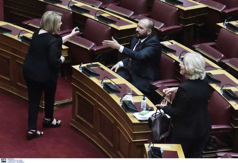 Χοντρός καυγάς Βούλτεψη – Τζανακόπουλου στη Βουλή: Γιατί η “γαλάζια” βουλευτής έδειχνε φωτογραφία Τσίπρα – Όρμπαν (pics)