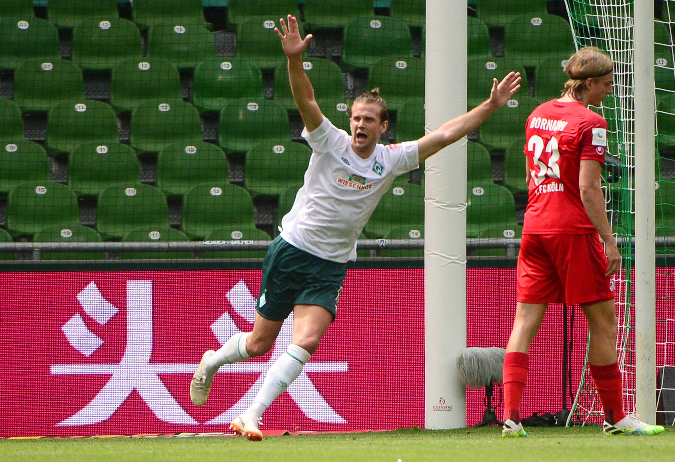 Soccer Football - Bundesliga - Werder Bremen v FC Cologne - Weser-Stadion, Bremen, Germany - June 27, 2020 Bremen's Niclas Fuellkrug celebrates scoring their third goal, following the resumption of play behind closed doors after the outbreak of the coronavirus disease (COVID-19)  Patrik Stollarz