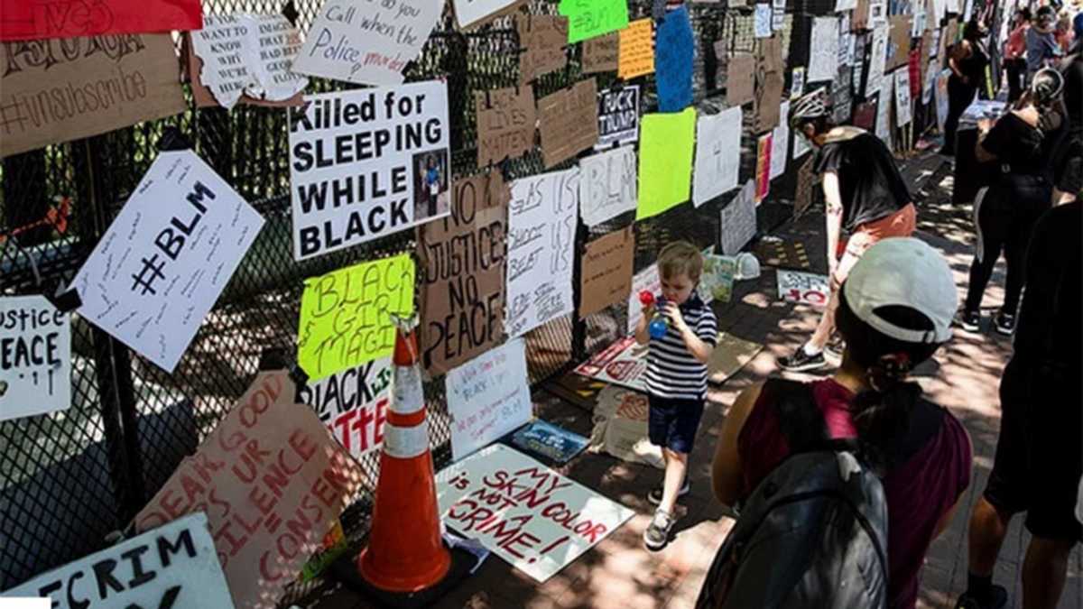 Λευκός Οίκος: Με τέχνη διαμαρτυρίας καλύφθηκε ο φράχτης ασφαλείας