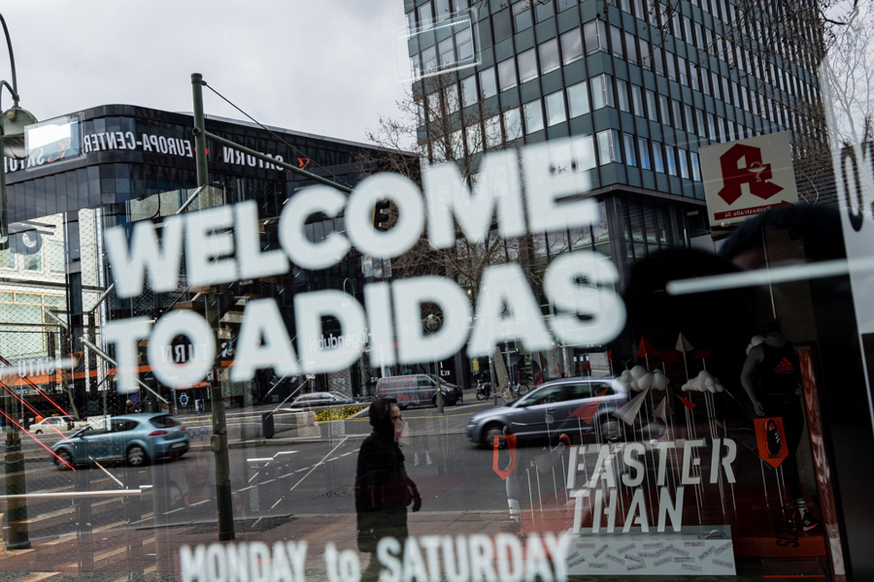 Η Adidas αυξάνει τις προσλήψεις Αφροαμερικανών και ισπανόφωνων