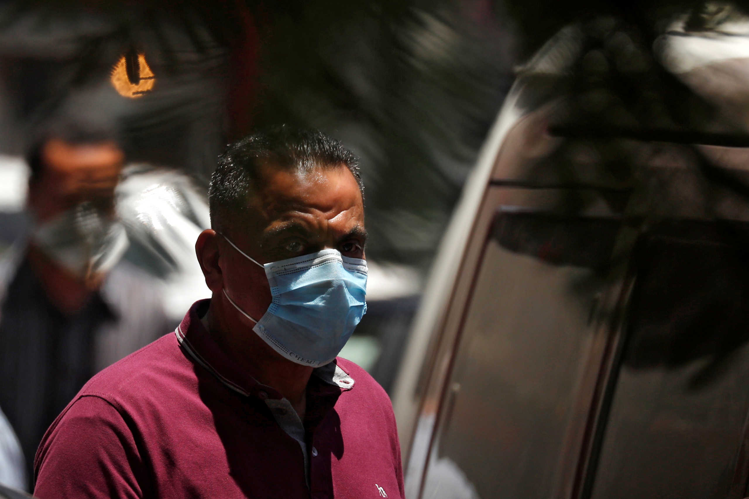 A man wearing a protective face mask to prevent the spread of the coronavirus disease (COVID-19) walks after Egypt's government made wearing masks mandatory in public places and public transport, in Cairo, Egypt May 31, 2020. Picture taken May 31, 2020. REUTERS