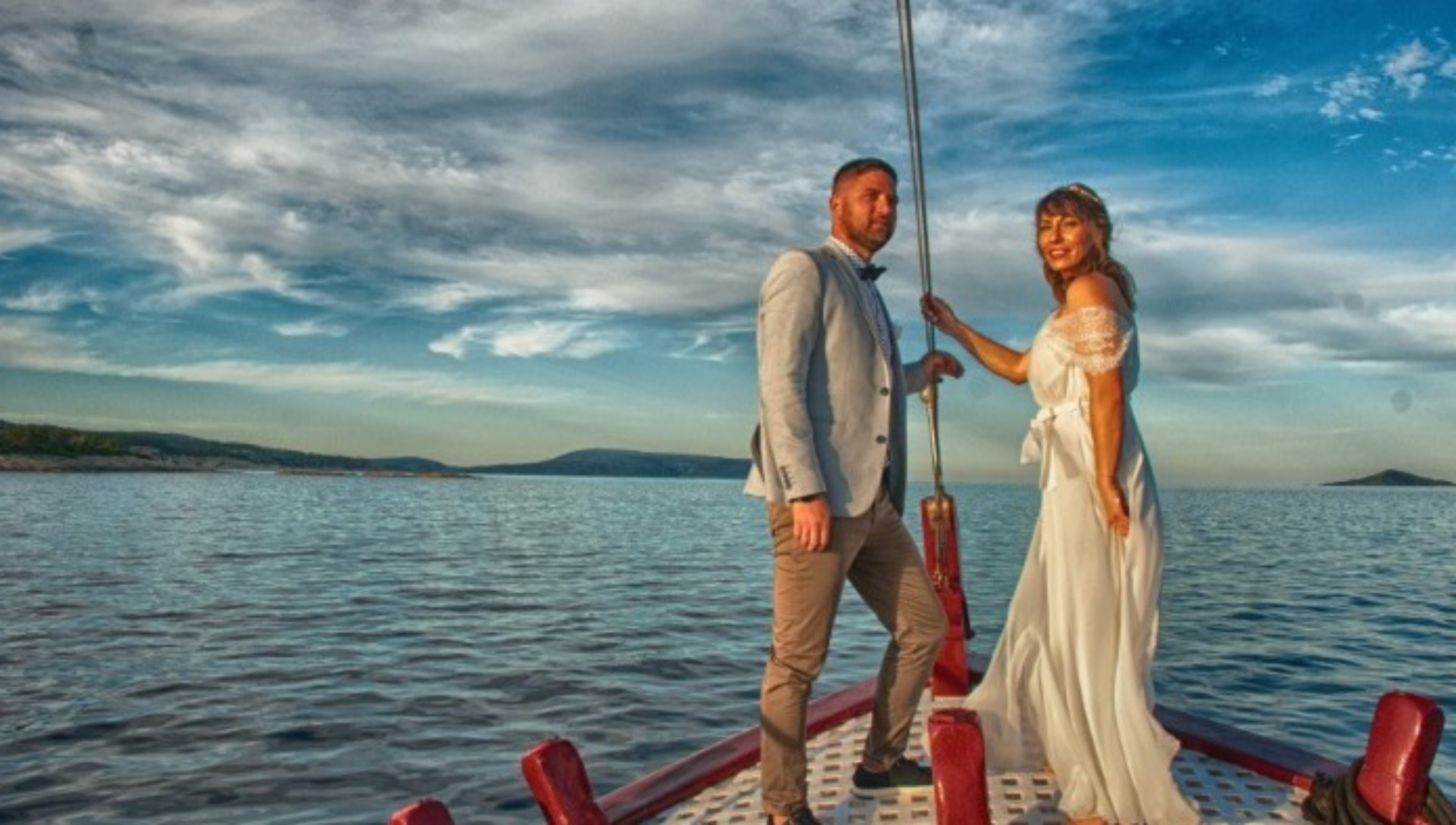 Αλόννησος: Ο γάμος που έγινε viral – Η νύφη, ο γαμπρός και η «Γοργόνα»