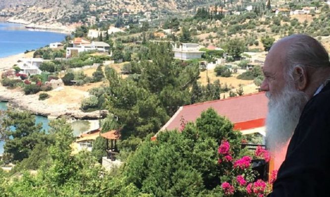 Δείτε που περνάει τις διακοπές του ο Αρχιεπίσκοπος– Φωτογραφίες
