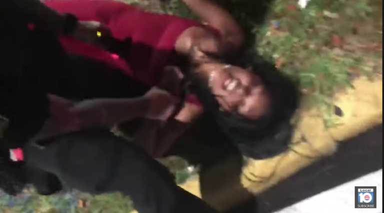 Την πίεζε με το γόνατο στο σβέρκο και της έκανε ηλεκτροσόκ – Νέο σοκαριστικό βίντεο αστυνομικής βίας
