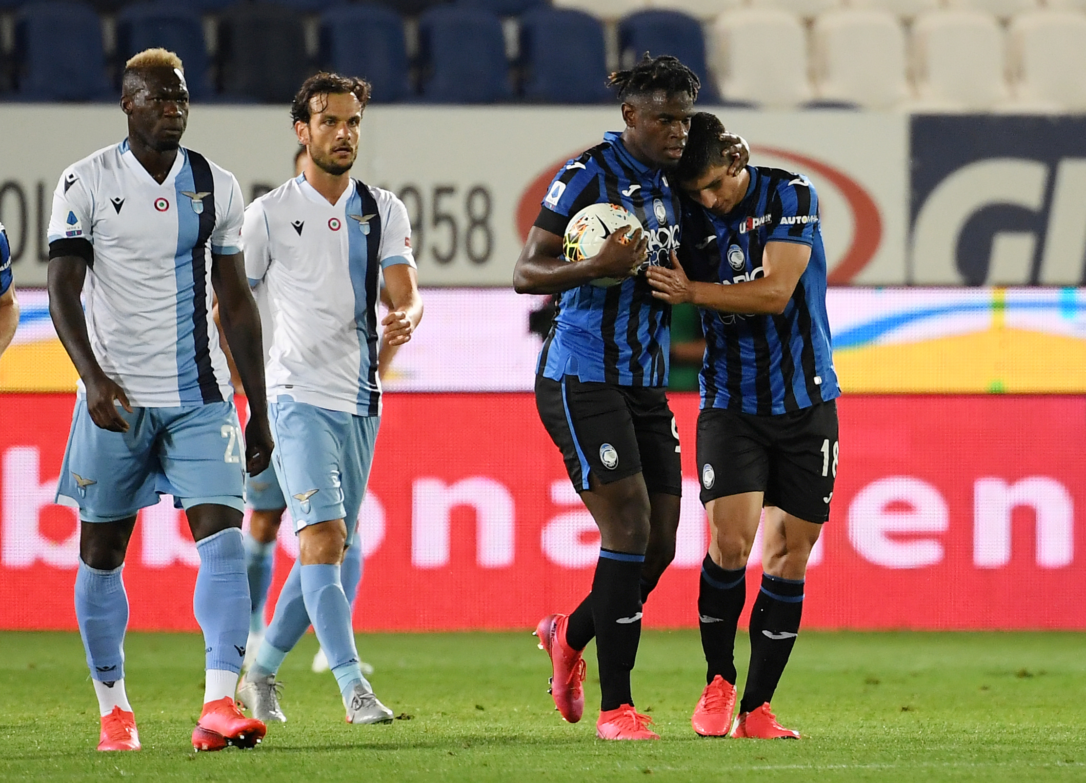 Soccer Football - Serie A - Atalanta v Lazio - Stadio Atleti Azzurri, Bergamo, Italy - June 24, 2020  Atalanta's Ruslan Malinovskyi celebrates scoring their second goal with teammates, as play resumes behind closed doors following the outbreak of the coronavirus disease (COVID-19)   REUTERS
