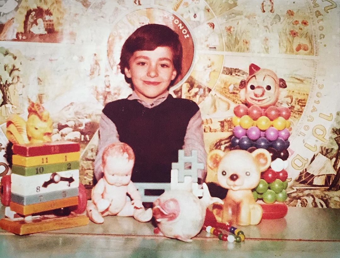 Αναγνωρίζετε το αγοράκι της φωτογραφίας; Σήμερα είναι γνωστός Έλληνας ηθοποιός!