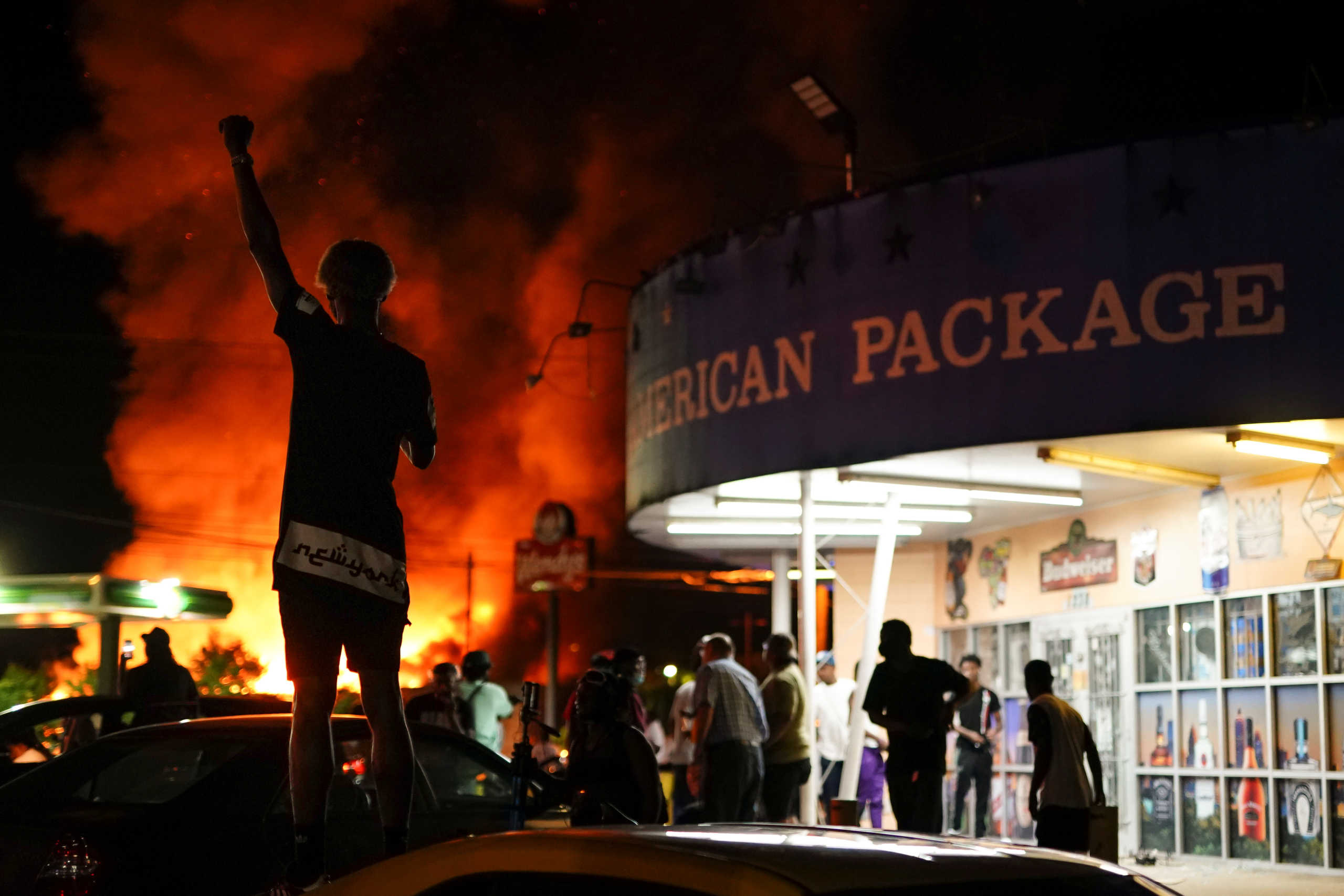 Οι ΗΠΑ φλέγονται και πάλι – Οργή για το νέο θάνατο αφροαμερικανού από αστυνομικά πυρά στην Ατλάντα