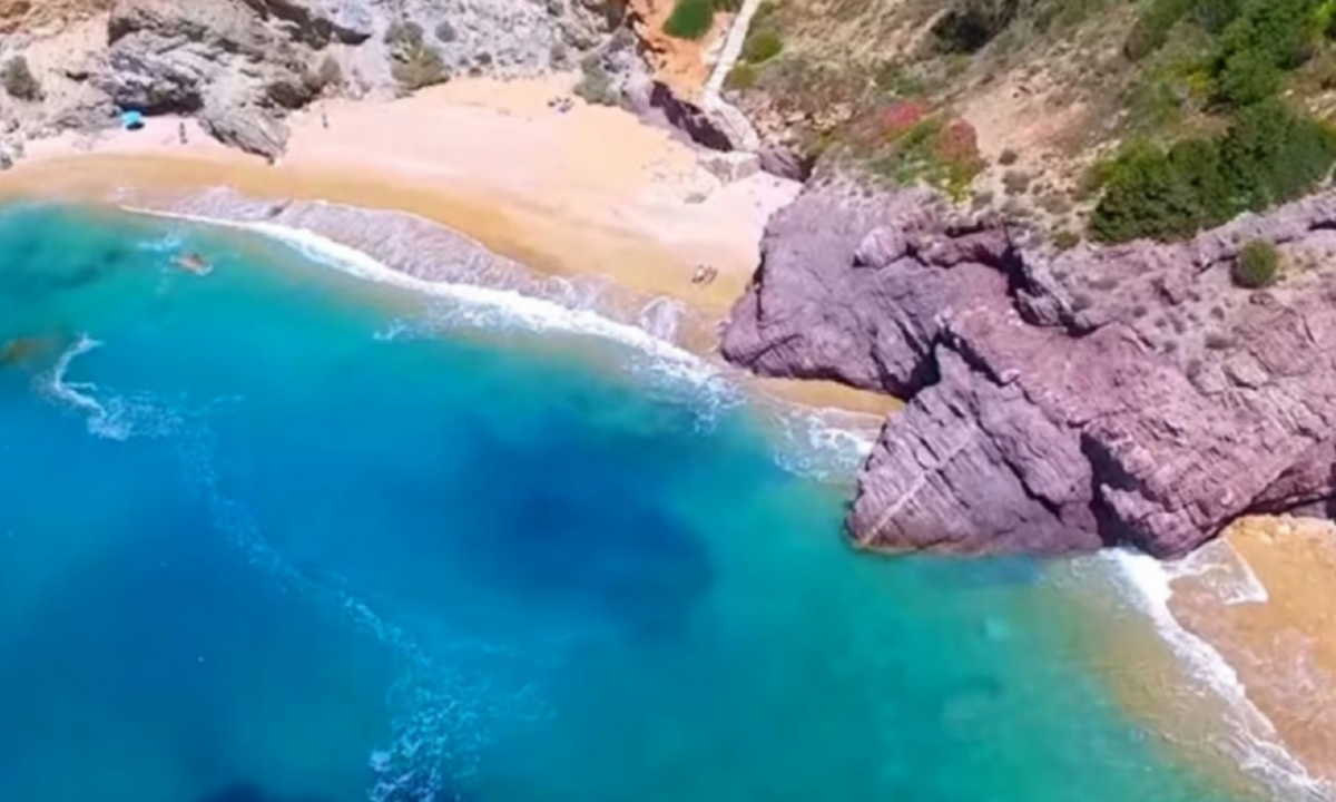 Αττική: Η παραλία με τα 99 σκαλοπάτια που θυμίζει Κυκλάδες
