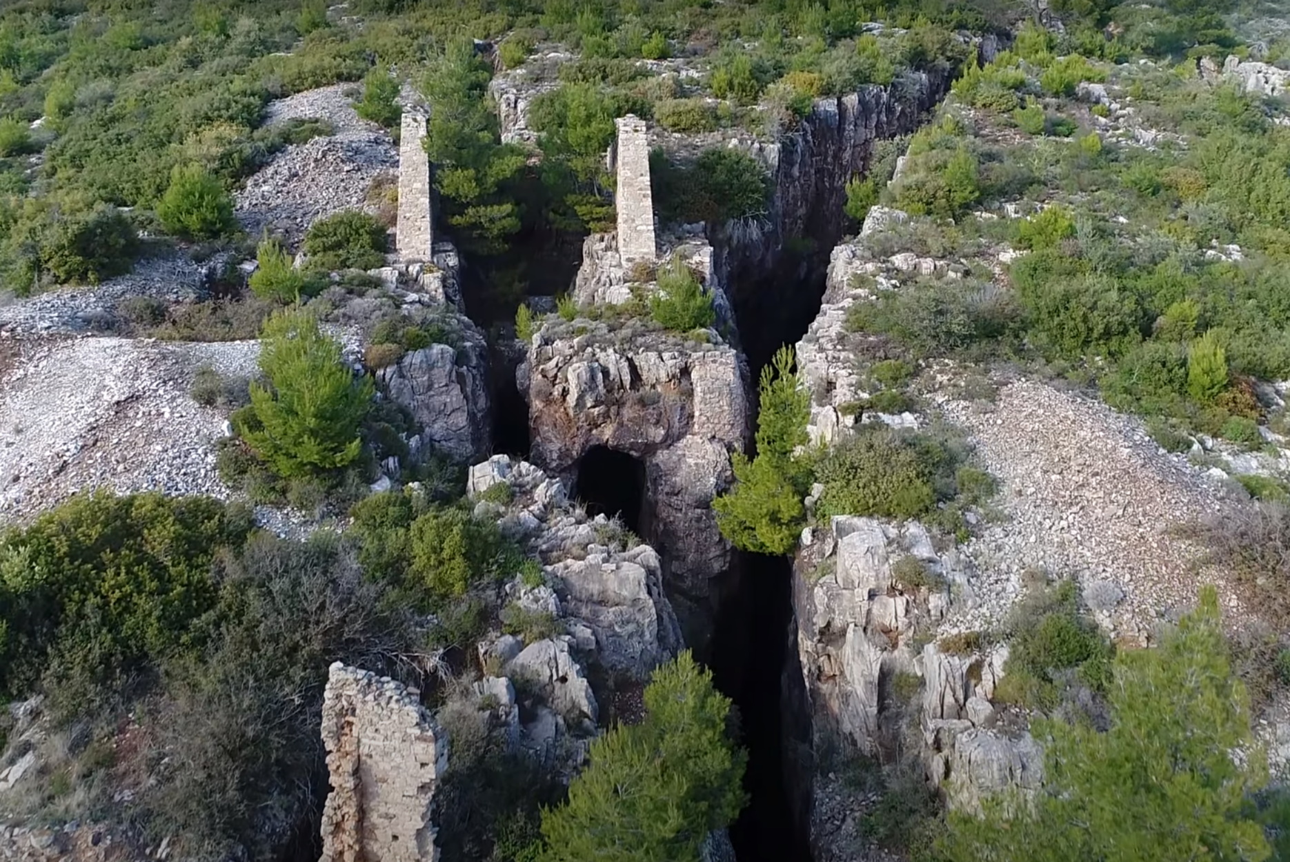 Tο επικίνδυνο βουνό της Αττικής με τα απύθμενα χάσματα