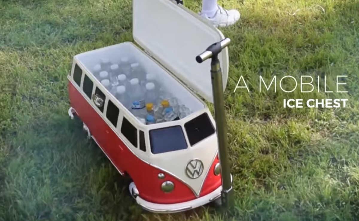 Το θρυλικό Volkswagen Camper σε φορητό ψυγειάκι (video)