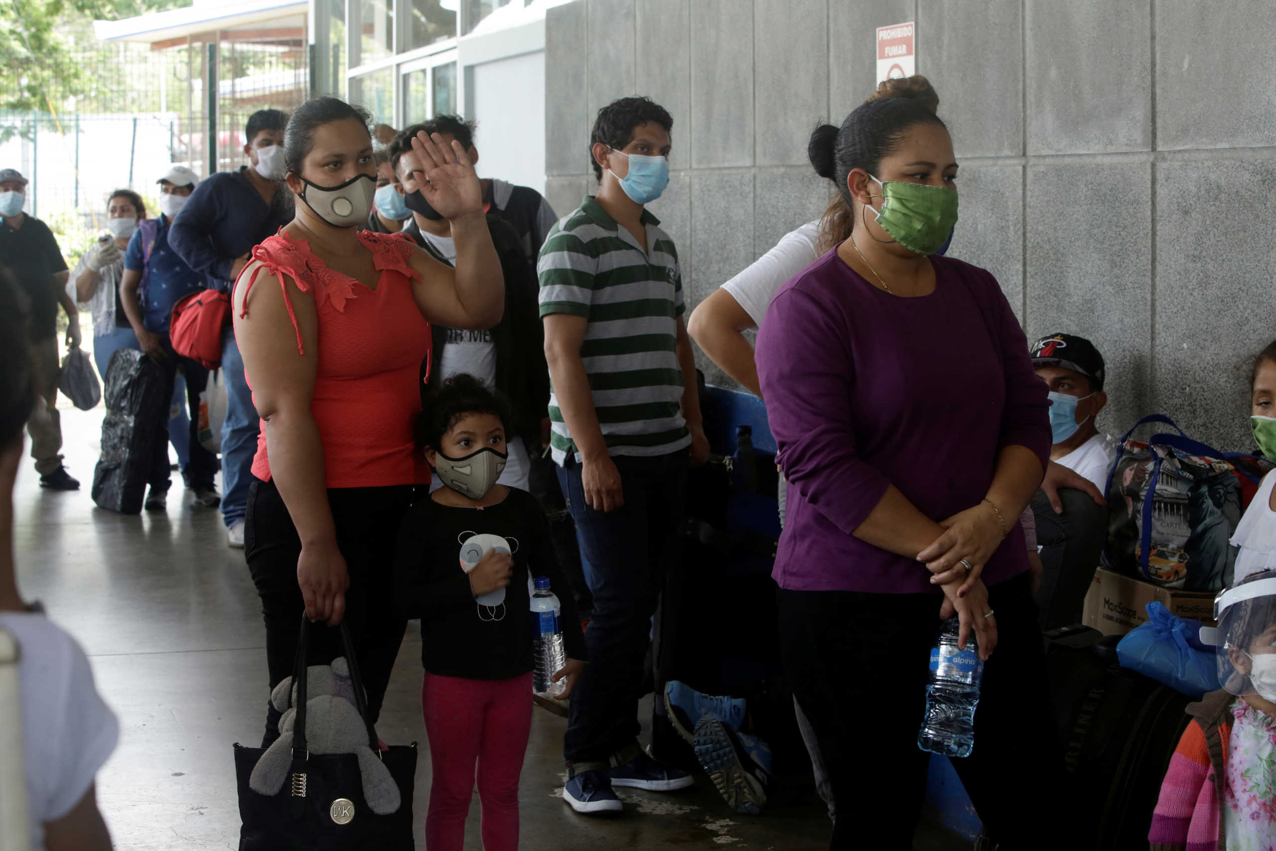Nicaraguans returning to their country, line up to process their immigration documents at the Immigration Office of Penas Blancas,  after Nicaragua's government closed the border for freight traffic, during the outbreak of the coronavirus disease (COVID-19), in Penas Blancas, Costa Rica May 21, 2020. REUTERS