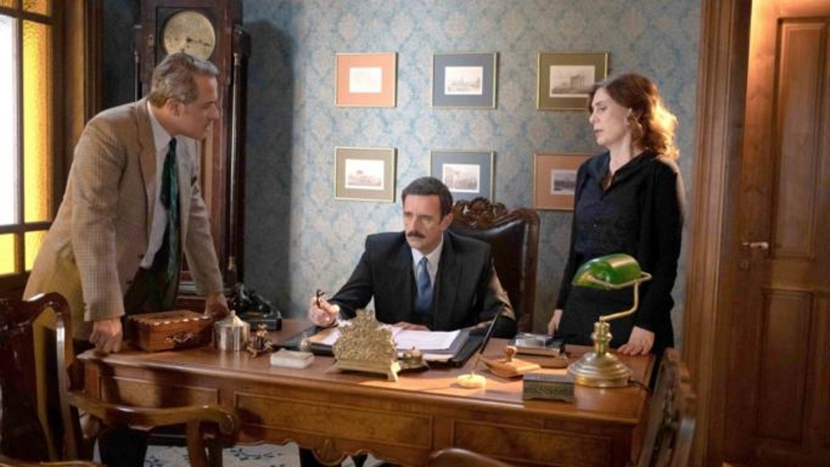 Το τηλεφώνημα που ανατρέπει τα πάντα στις Άγριες Μέλισσες!