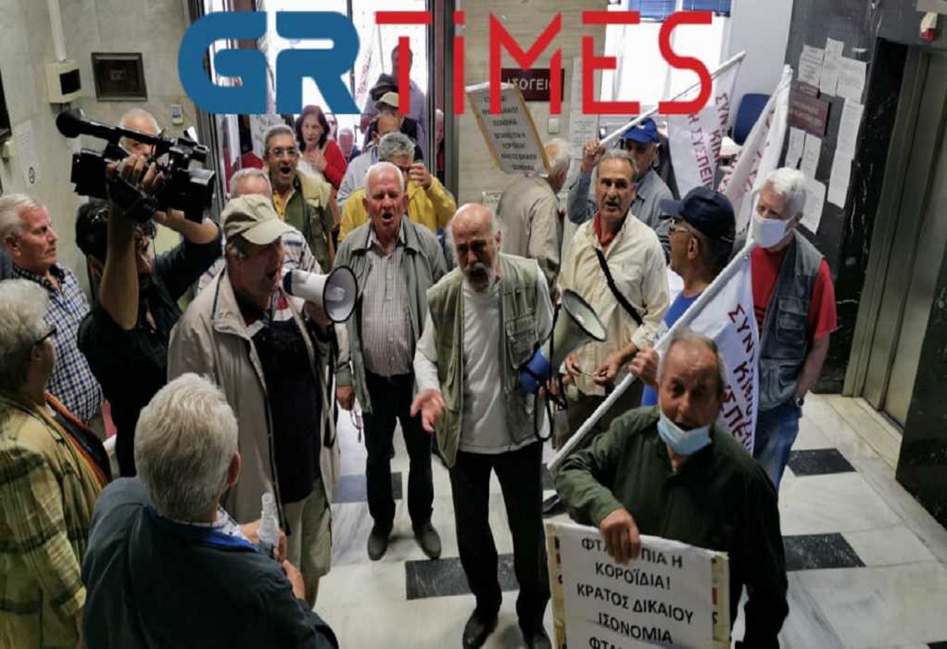 Θεσσαλονίκη: Συνταξιούχοι μπούκαραν στον ΕΦΚΑ! “Να σταματήσει η κοροϊδία με τα αναδρομικά μας” (Βίντεο)