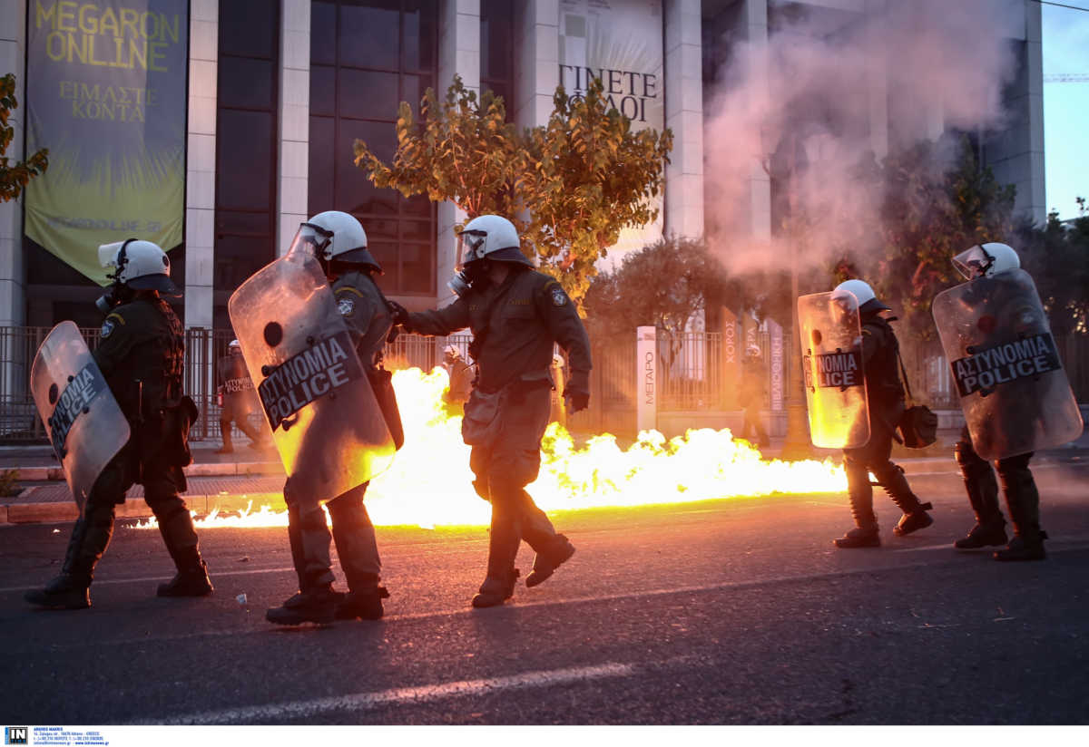 EKATKTO! Επεισόδια και μολότοφ έξω από την αμερικάνικη πρεσβεία στην πορεία για τον Φλόιντ.....