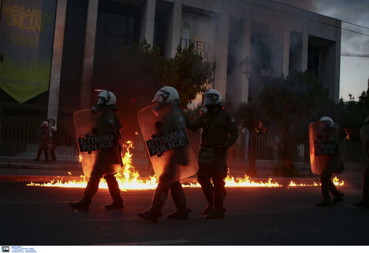 EKATKTO! Επεισόδια και μολότοφ έξω από την αμερικάνικη πρεσβεία στην πορεία για τον Φλόιντ.....