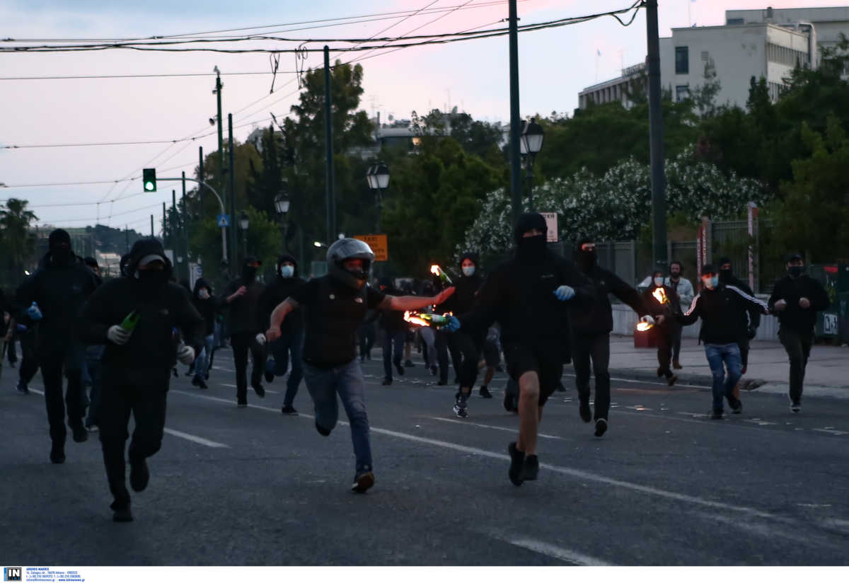 EKATKTO! Επεισόδια και μολότοφ έξω από την αμερικάνικη πρεσβεία στην πορεία για τον Φλόιντ.....