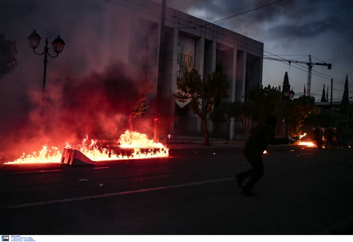 EKATKTO! Επεισόδια και μολότοφ έξω από την αμερικάνικη πρεσβεία στην πορεία για τον Φλόιντ.....