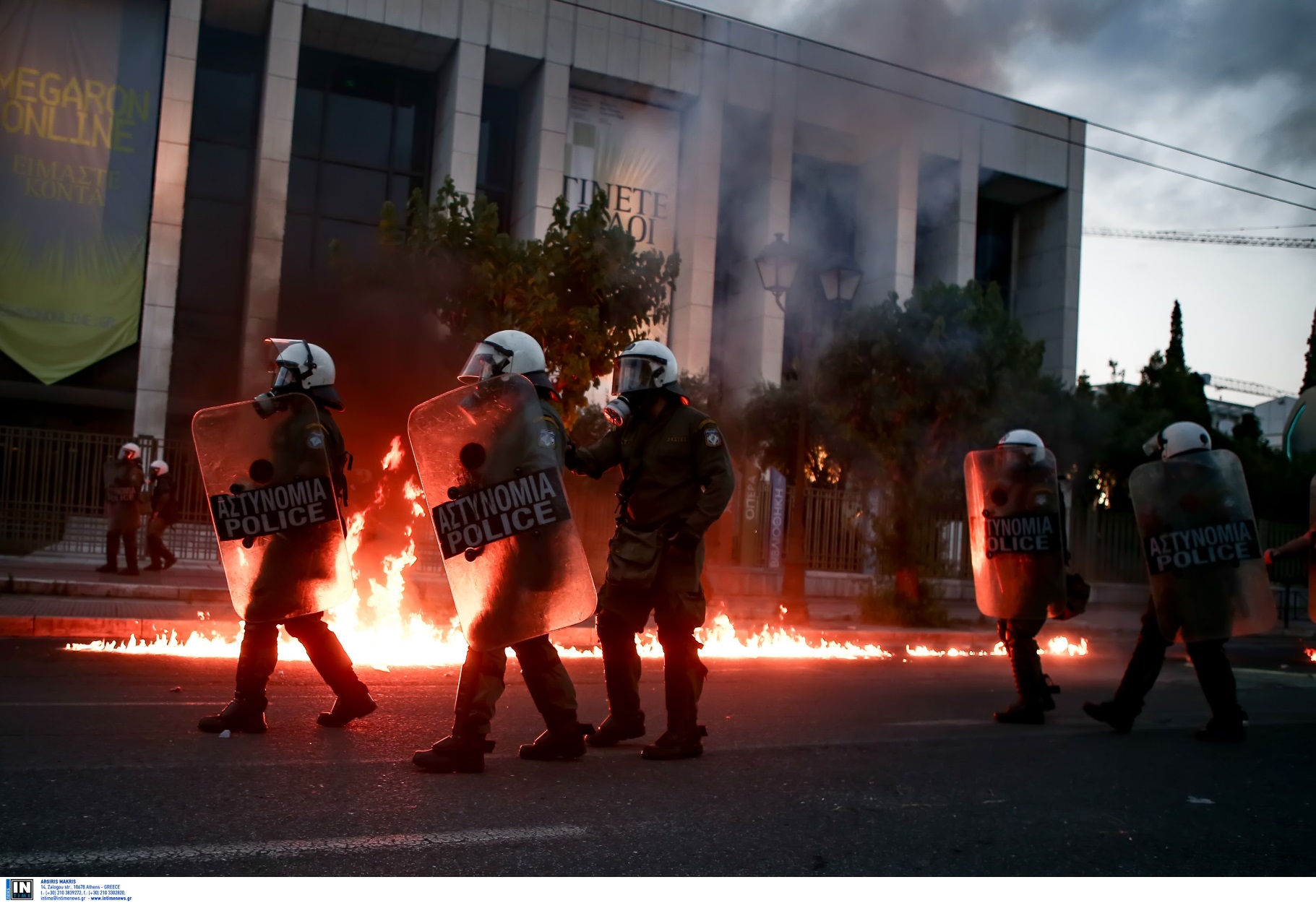 Καρέ – καρέ τα επεισόδια “αλά ΗΠΑ” στην Αθήνα: Τουλάχιστον 7 προσαγωγές