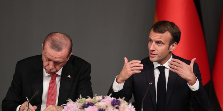 Η Άγκυρα σήκωσε το γάντι: «Η Γαλλία είναι αυτή που παίζει το επικίνδυνο παιχνίδι στη Λιβύη»