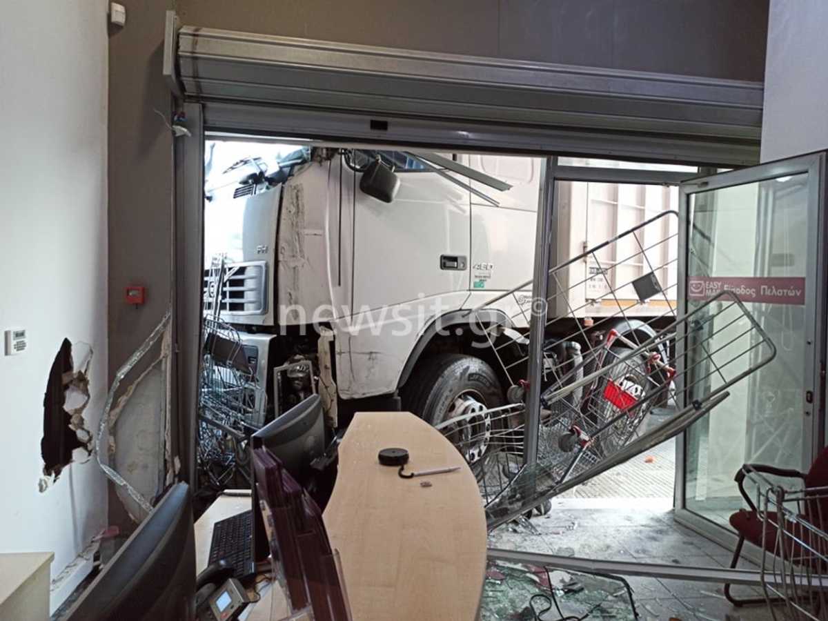 Εικόνες σοκ από την Πειραιώς: Φορτηγό έπεσε σε γραφεία εταιρίας – O οδηγός έπαθε έμφραγμα