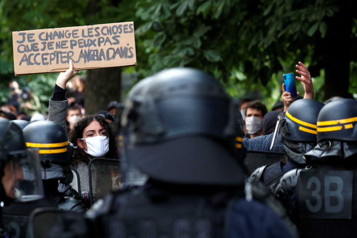 18 μήνες φυλάκιση με αναστολή σε αστυνομικό που χτύπησε 62χρονη διαδηλώτρια