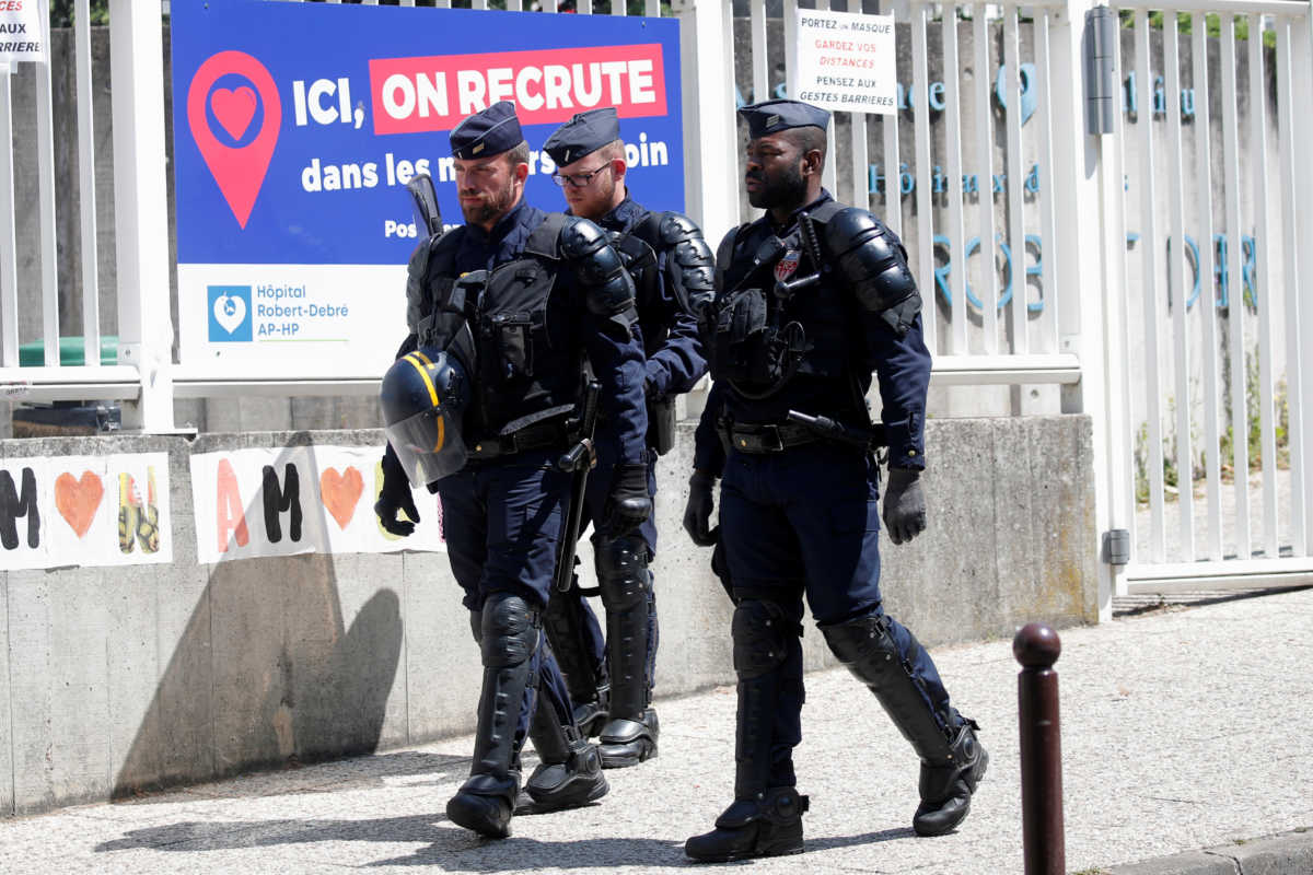 Γαλλία: Άνδρας με σιδηρολοστό τραυμάτισε τρεις αστυνομικούς στα προάστια του Παρισιού