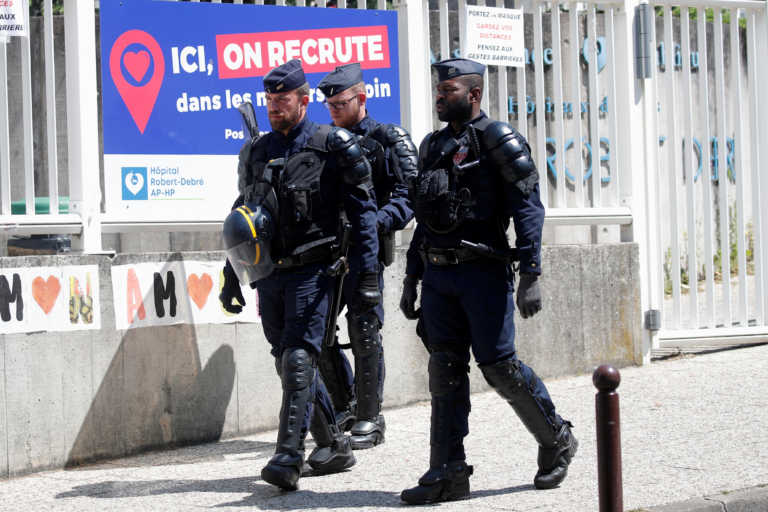 Γαλλία: Απαντήσεις από Μακρόν ζητά η οικογένεια του διανομέα που ξεψύχησε κατά τη σύλληψή του