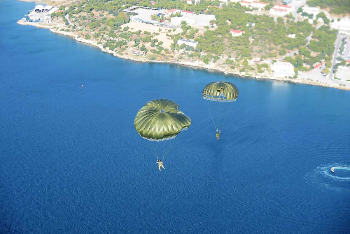 Σε άσκηση των Ειδικών Δυνάμεων ο Αρχηγός ΓΕΕΘΑ – Η ελεύθερη πτώση του με αλεξίπτωτο (pics/vid)