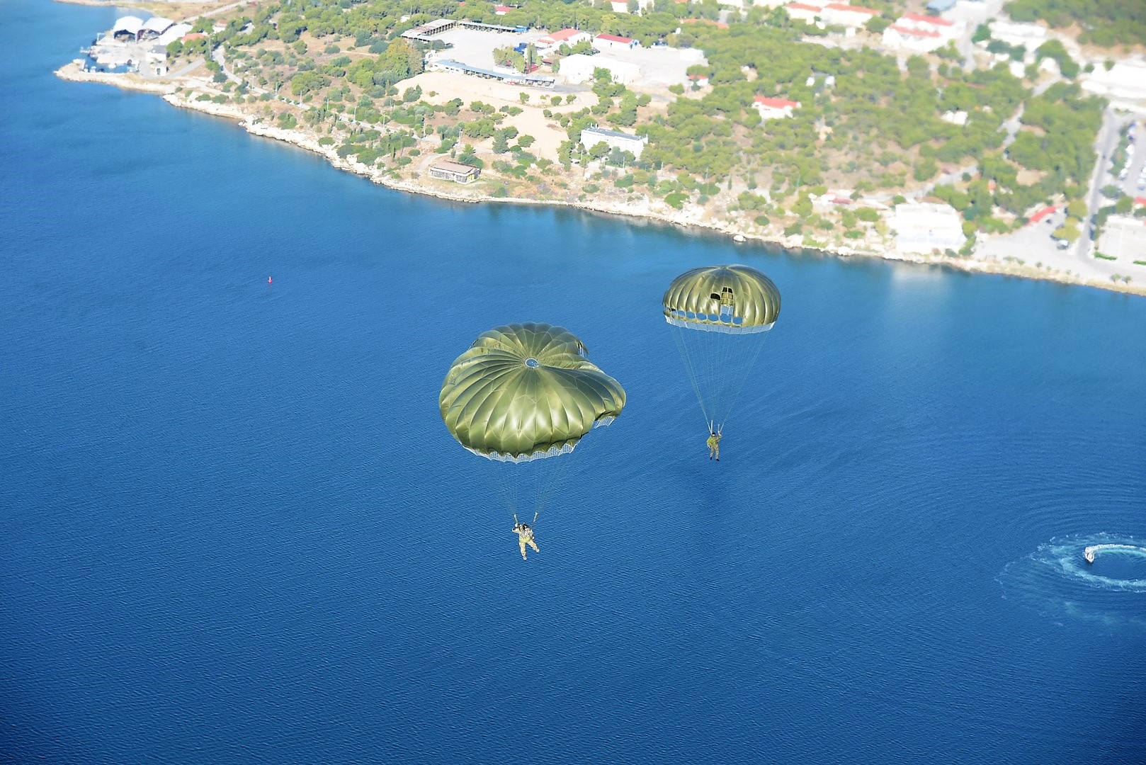 Σε άσκηση των Ειδικών Δυνάμεων ο Αρχηγός ΓΕΕΘΑ – Η ελεύθερη πτώση του με αλεξίπτωτο (pics/vid)